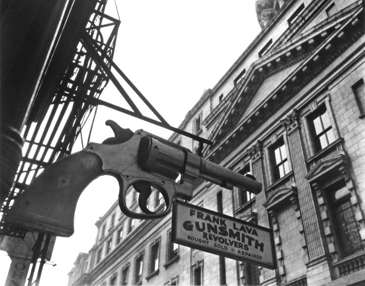 GUNSMITH-AND-POLICE-STATION-NEW-YORK-1937-by-BERENICE-ABBOTT-C05005