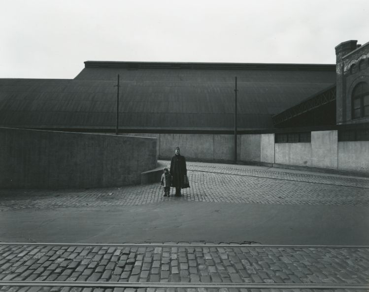 eleanor-and-barbara-chicago-1953-by-harry-callahan-BHC3459
