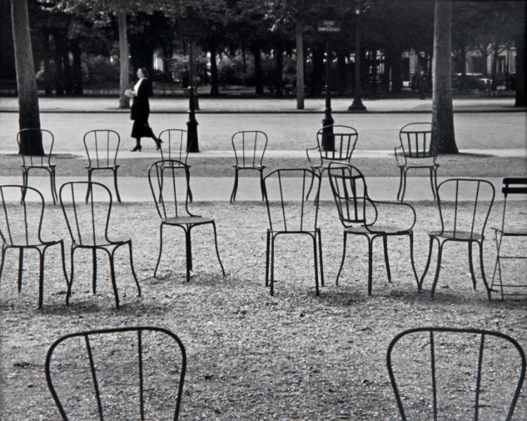 CHAIRS-OF-PARIS-1927-by-ANDRE-KERTESZ-C31004