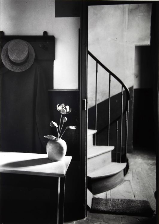 CHEZ-MONDRIAN-PARIS-1926-by-ANDRE-KERTESZ-C400001