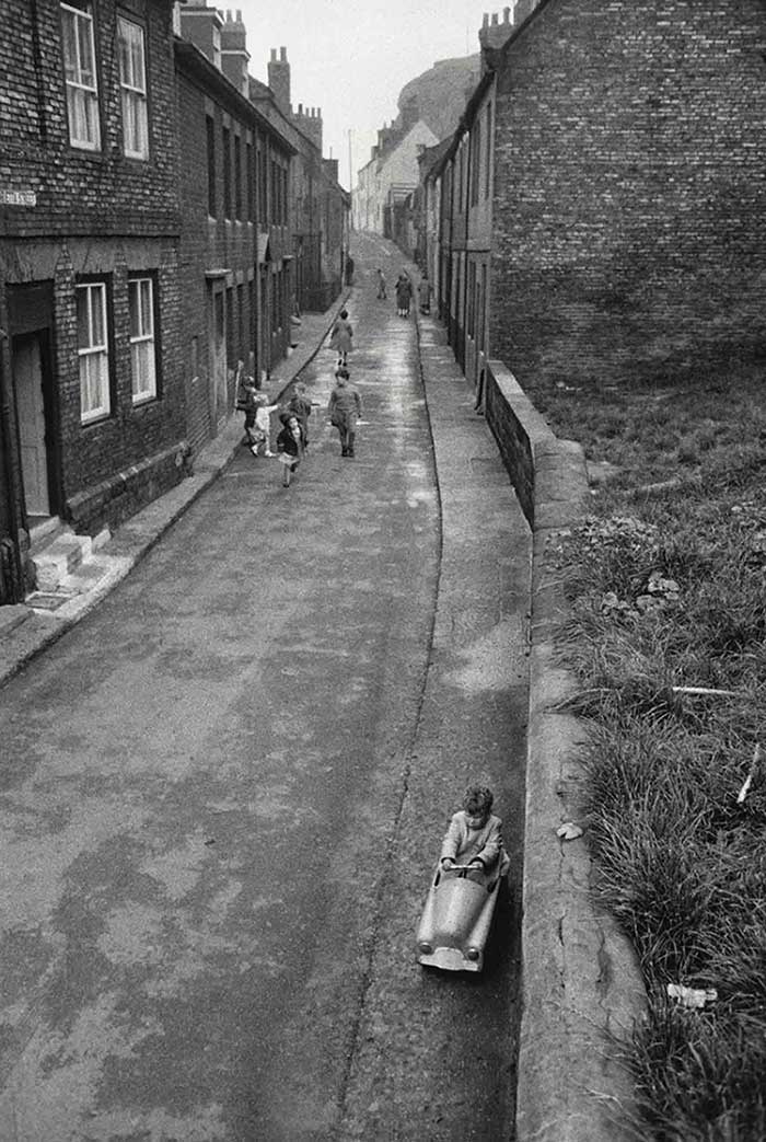 Child-Riding-in-Toy-Car-England-1960-Bruce-Davidson-2