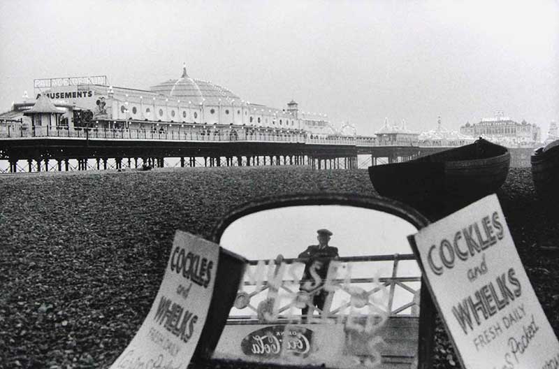 Cockles-and-Whelks-Brighton-Beach-England-1960-Bruce-Davidson