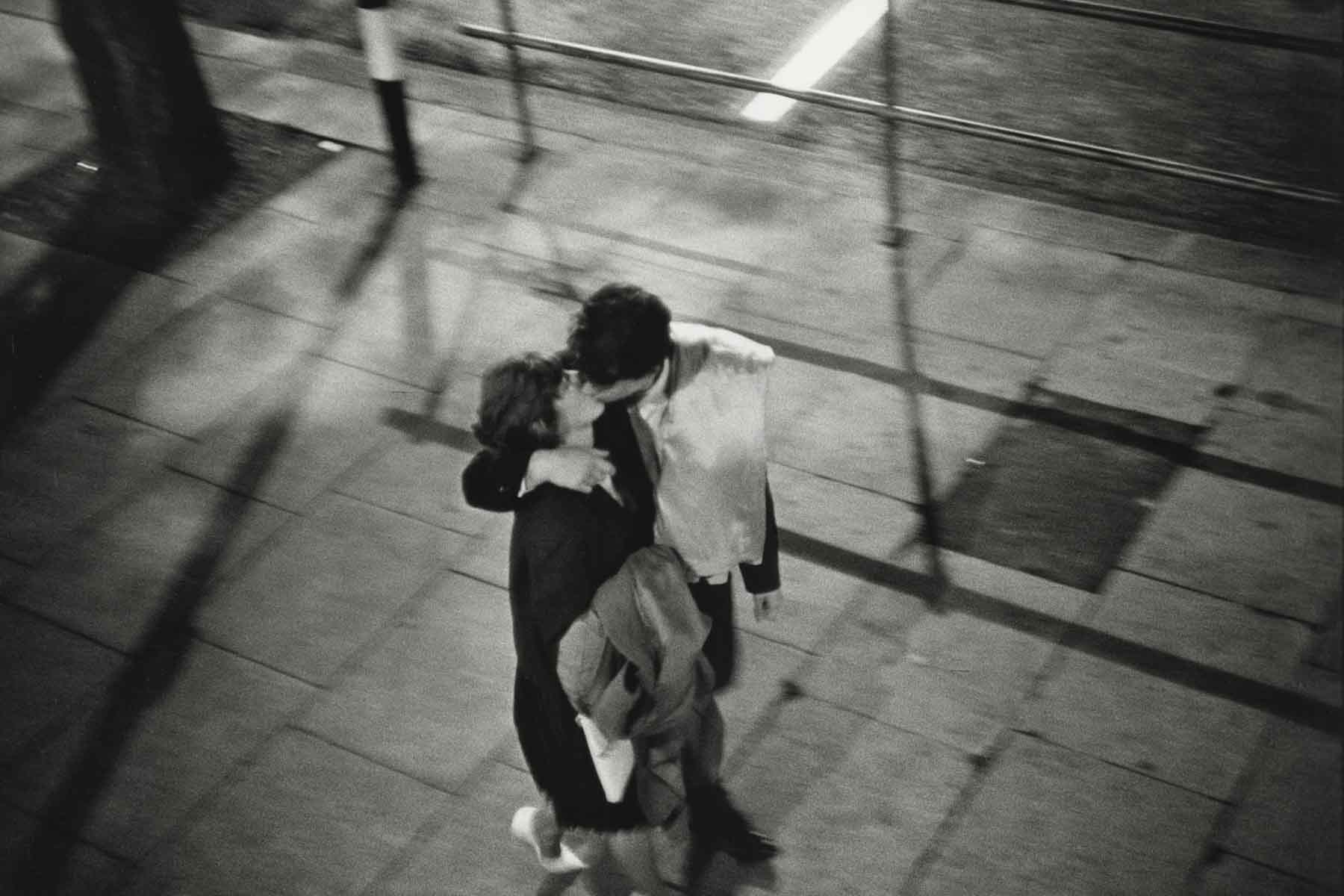 Couple-Kissing-on-Street-London-England-1960-Bruce-Davidson