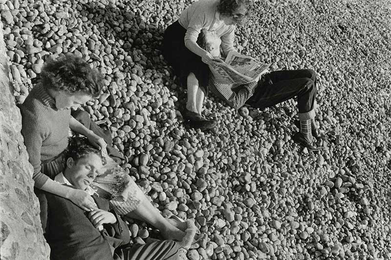 Couples-on-Beach-Brighton-England-1960-Bruce-Davidson