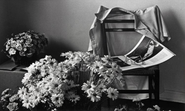 FLOWERS-FOR-ELIZABETH-1976-by-ANDRE-KERTESZ-C33148