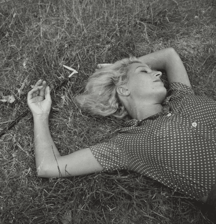Henriette Theodora Markovitch, dite Dora MAAR 1907 - 1997 Modèle féminin allongée dans l'herbe, c. 1935