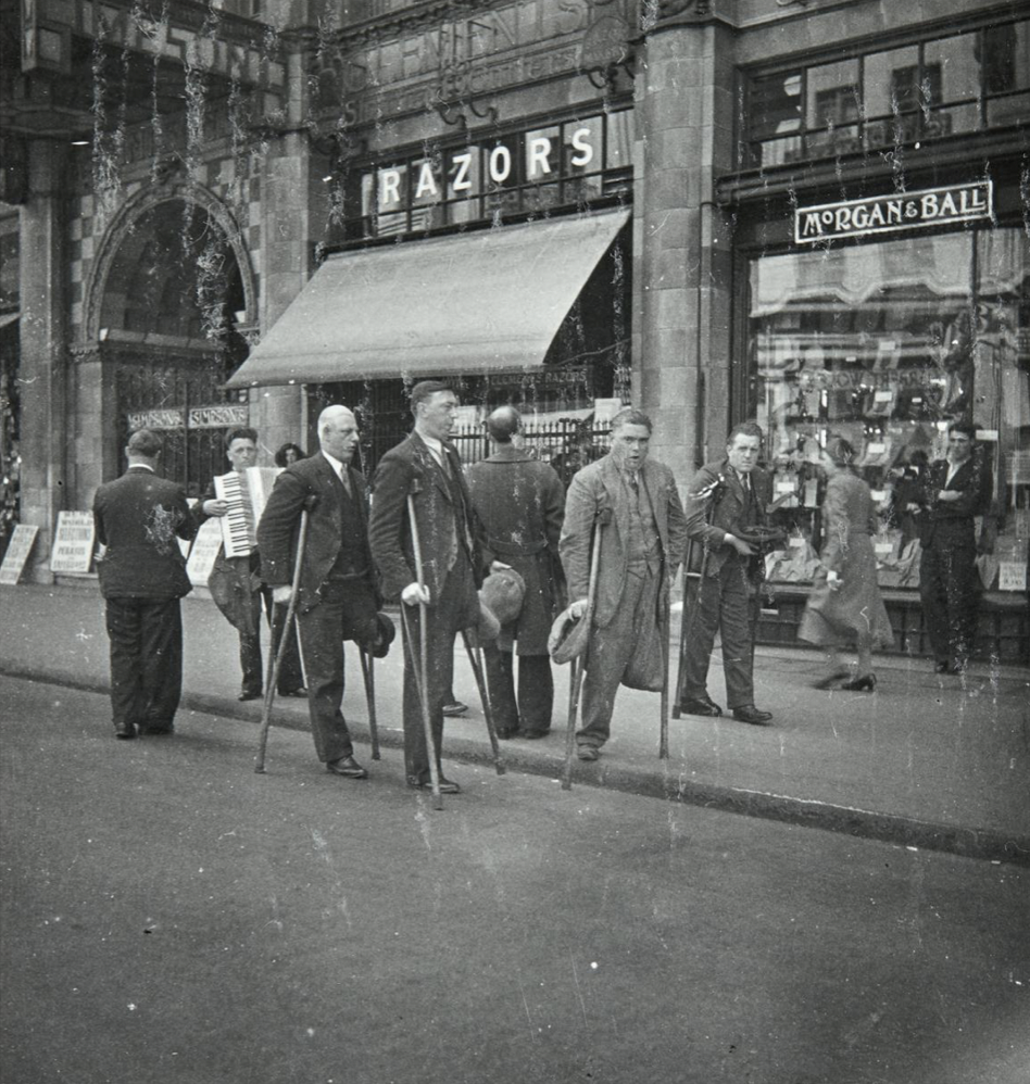 Dora Maar, Singers on Crutches, London [Chanteurs Unijambistes, Londres], 1934