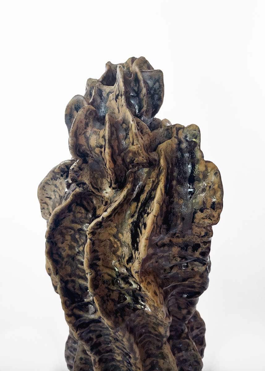 Karla-Garcia,-Emergiendo-como-lo-hacen-las-montañas---Emerging-like-the-mountains,-2025,-Terracotta,-Glaze
