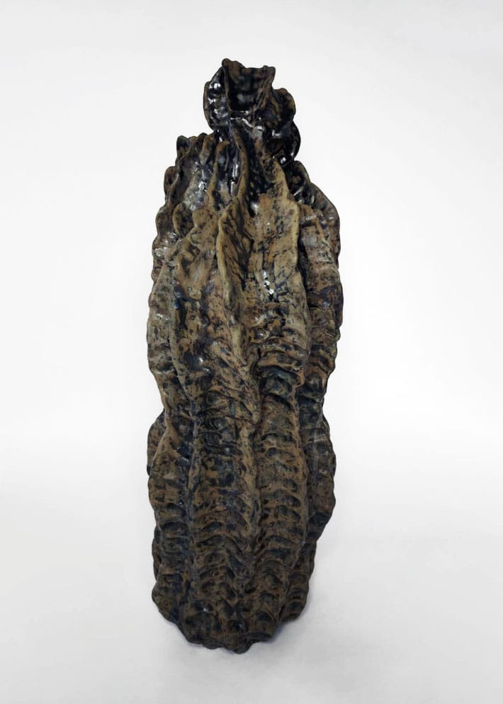 Karla-Garcia,-Emergiendo-como-lo-hacen-las-montañas---Emerging-like-the-mountains,-2025,-Terracotta,-Glaze